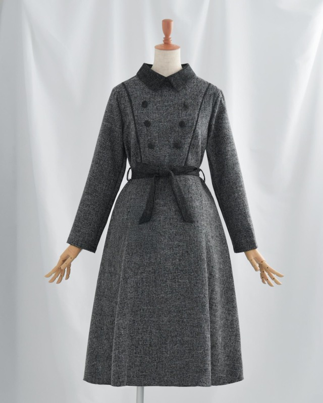 落ち着いた配色で上品に仕上げたきれいめワンピース