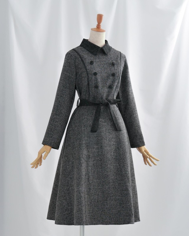 端正な襟元が顔周りを引き締め上品に見せるデザイン