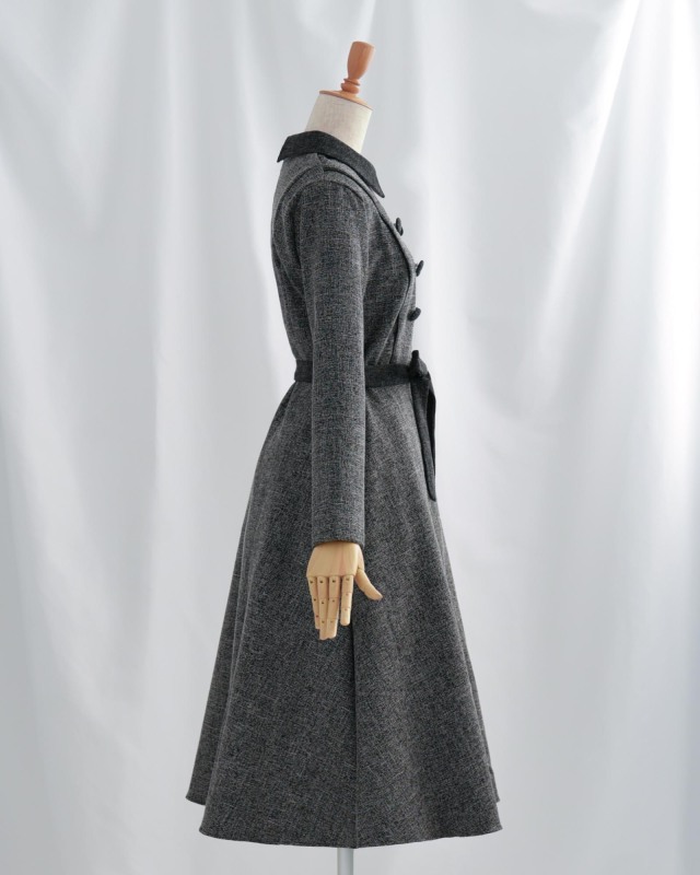 腰位置を高く見せるリボンベルトでスタイルアップをサポート