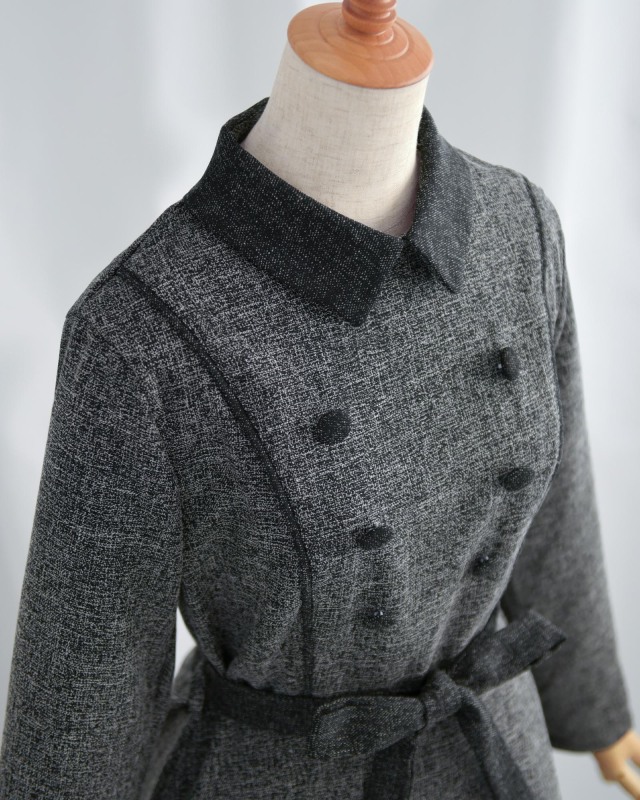 後ろファスナーで着脱しやすくシルエットを崩さない仕様