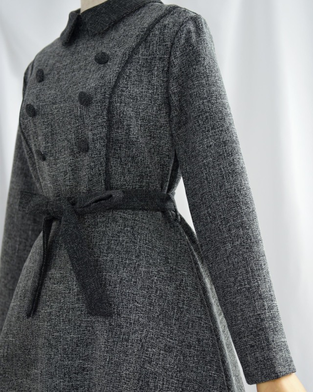 ダブルボタンが上半身を立体的に見せる端正なデザイン