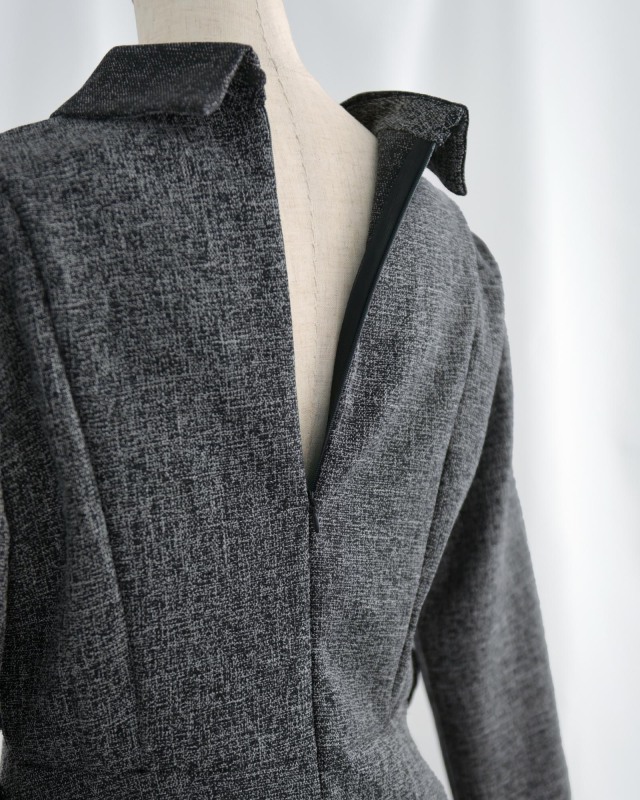 上質な織り柄素材で大人の装いに深みを添えるワンピース