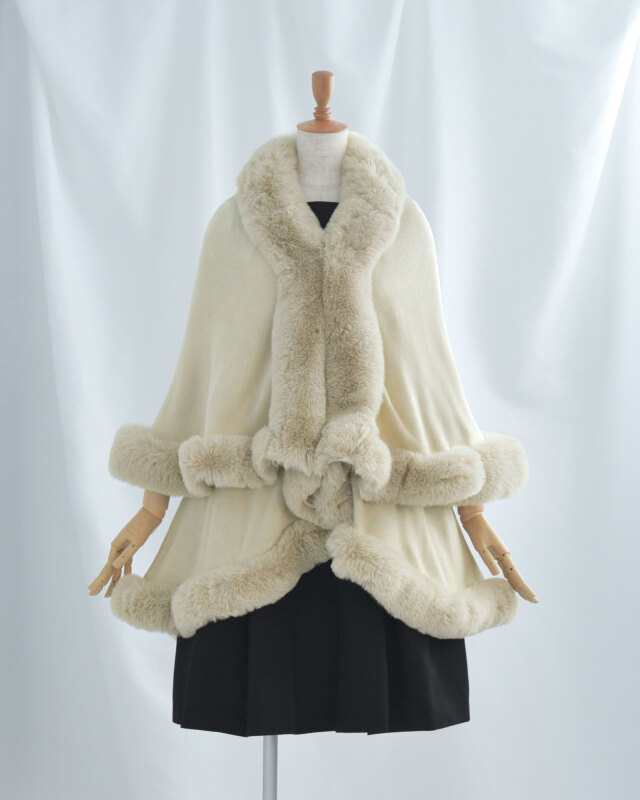 明るく清楚な印象を与えるアイボリーカラーのフェイクファーケープ。