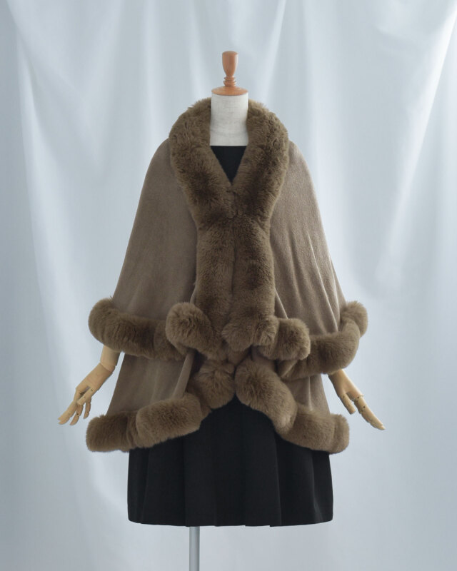 落ち着きのあるブラウンカラーで、装いに深みを添えるケープ羽織。