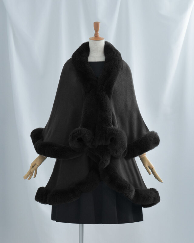 ブラックカラーでまとめた大人女性向けきれいめワンピースの色展開