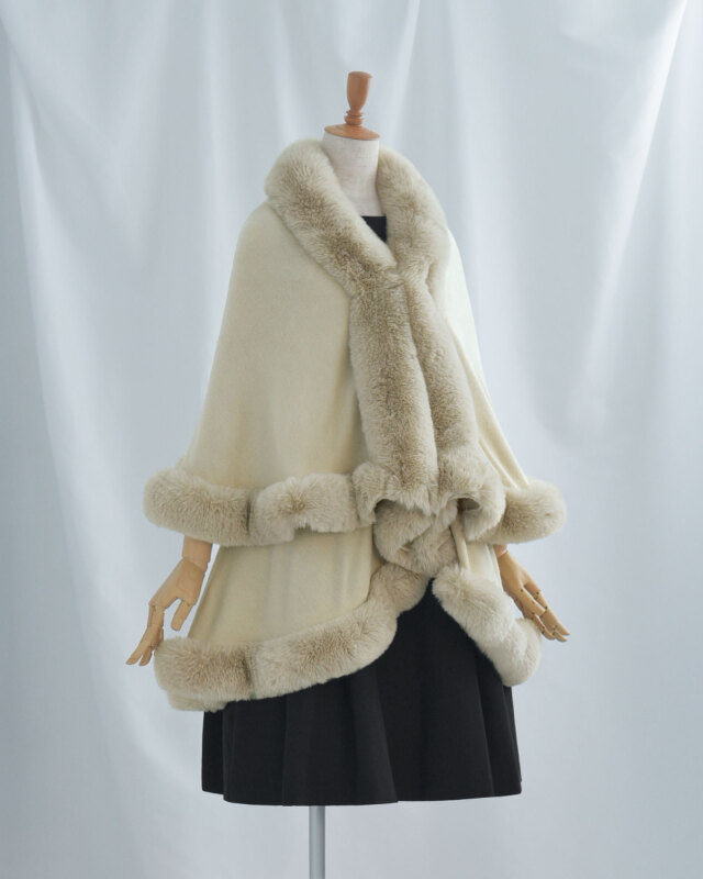 フェイクファー襟が顔まわりを明るく見せ、上品な印象を引き立てるデザイン。