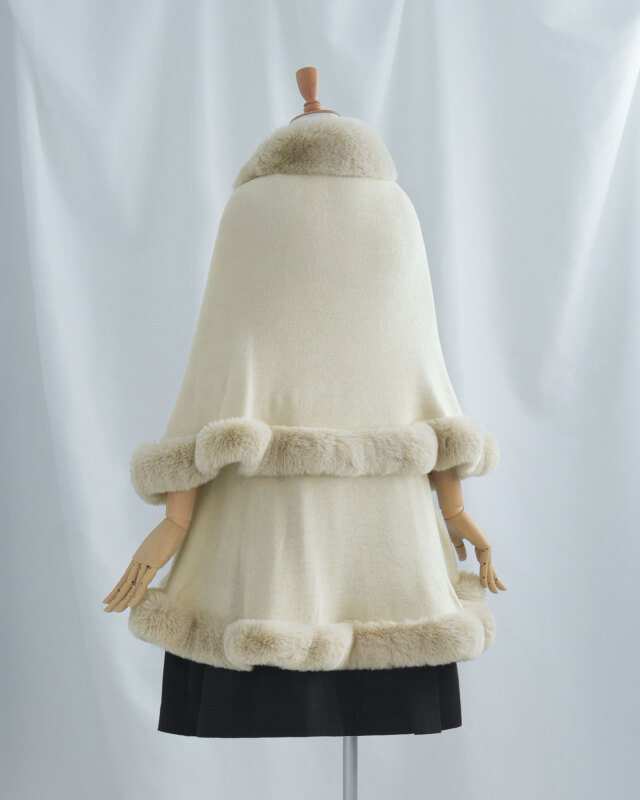 背中までなだらかに落ちるケープシルエットで、体型を包み込み自然に整える。