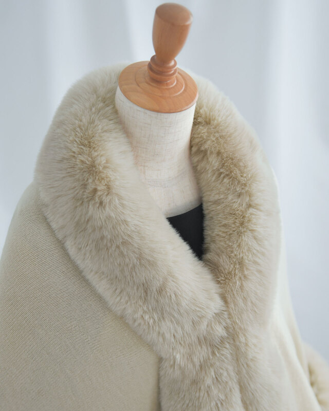 首元をやさしく包むフェイクファー襟が、冷えやすいデコルテを保温。