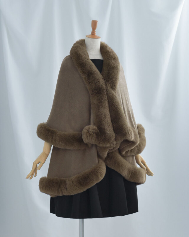 裾まで施したフェイクファーが、腰まわりの冷えをやさしくカバー。