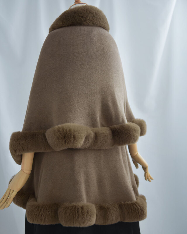 毛足の整ったフェイクファー素材で、装いをきれいめに格上げ。