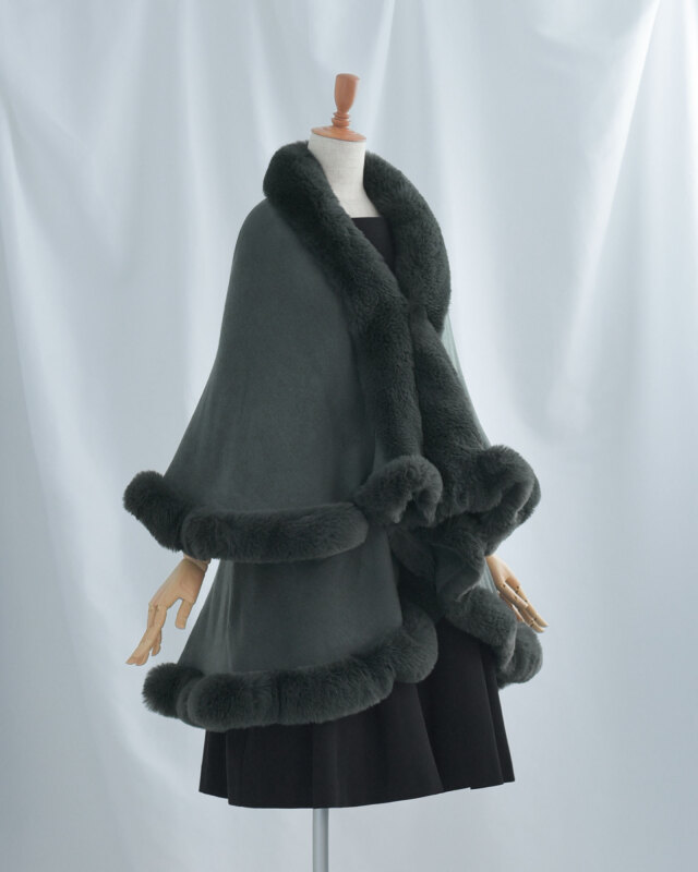 後ろ姿まで包み込むライン設計で、体型を選ばず上品に整う。