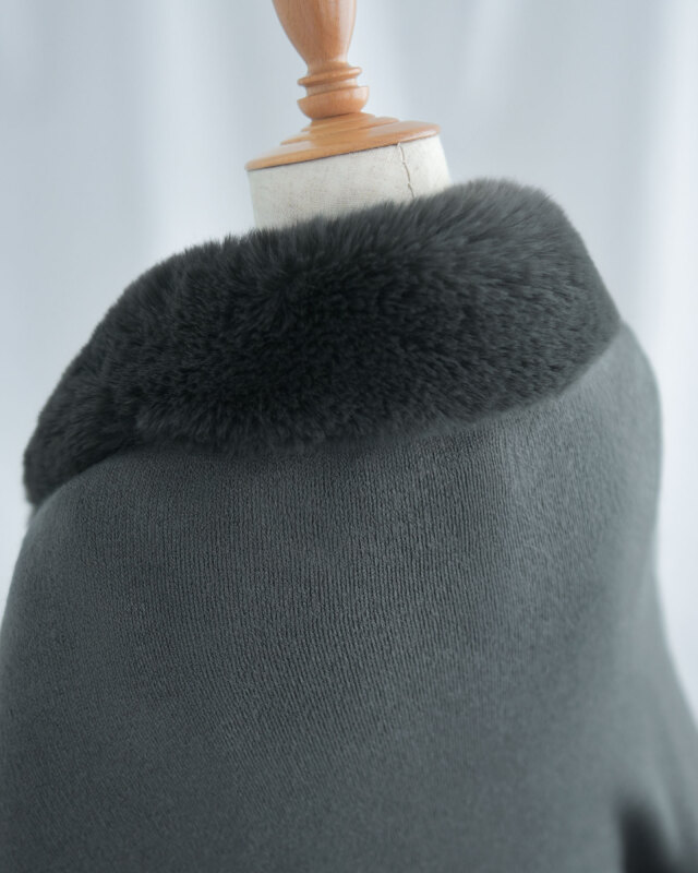 首元に沿うフェイクファーが、冷えやすいデコルテをやさしく包む。