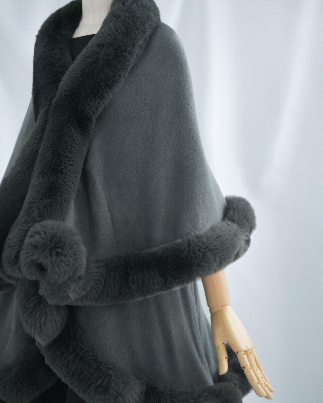 前立ての重なりが自然なドレープを生み、きちんと感を演出。