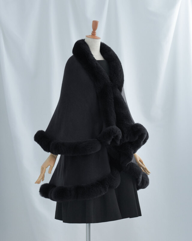 袖口ファーで腕まわりをさりげなくカバーし防寒性も高い仕様