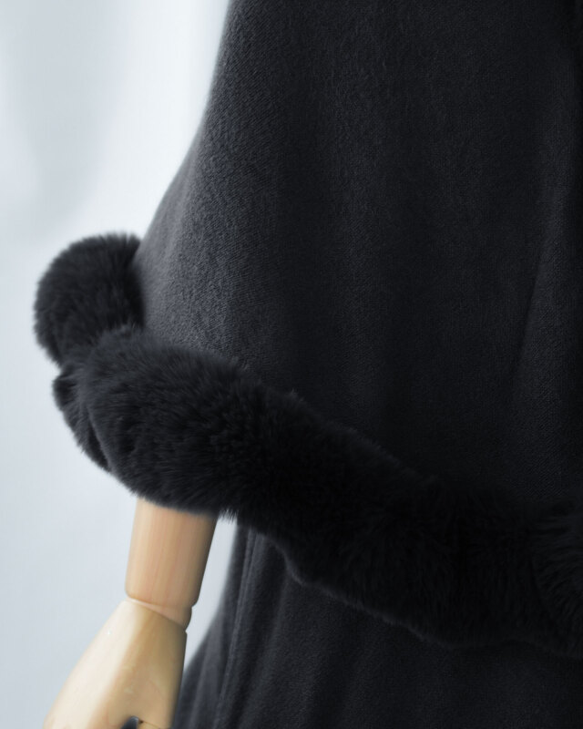 裾ファーが下半身のラインをぼかし体型カバーを叶えるデザイン