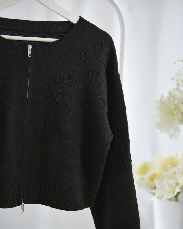 立体感のあるリボンラインが映えるショート丈のニットカーディガン｜レジーナ【神戸ワンピース専門店】