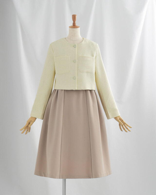 アイボリーとベージュの配色が式典にも使いやすい上品な印象です。