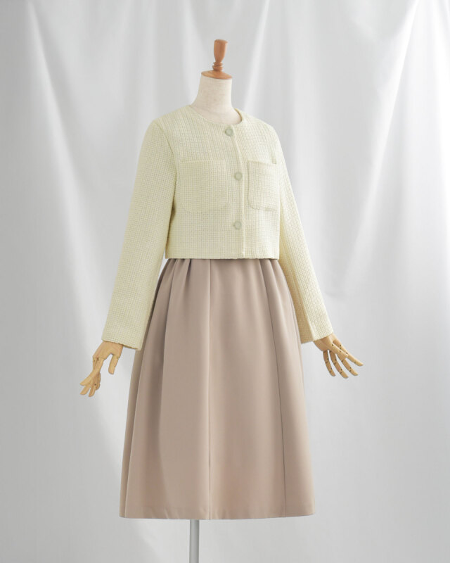 ツイード素材のノーカラーデザインで、きちんと感と上品さを兼ね備えたワンピースです。