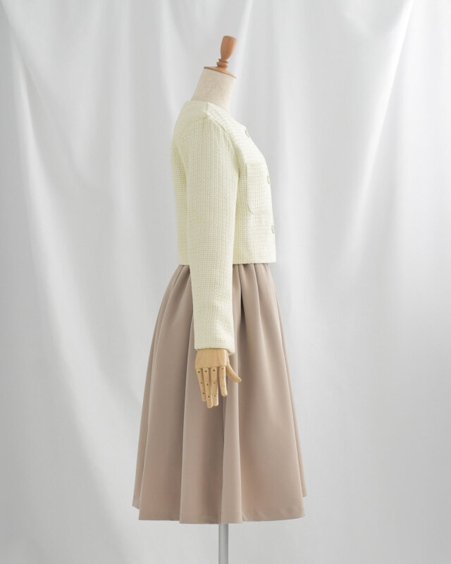 トップス切替が腰位置を高く見せ、体型バランスを美しく整えます。