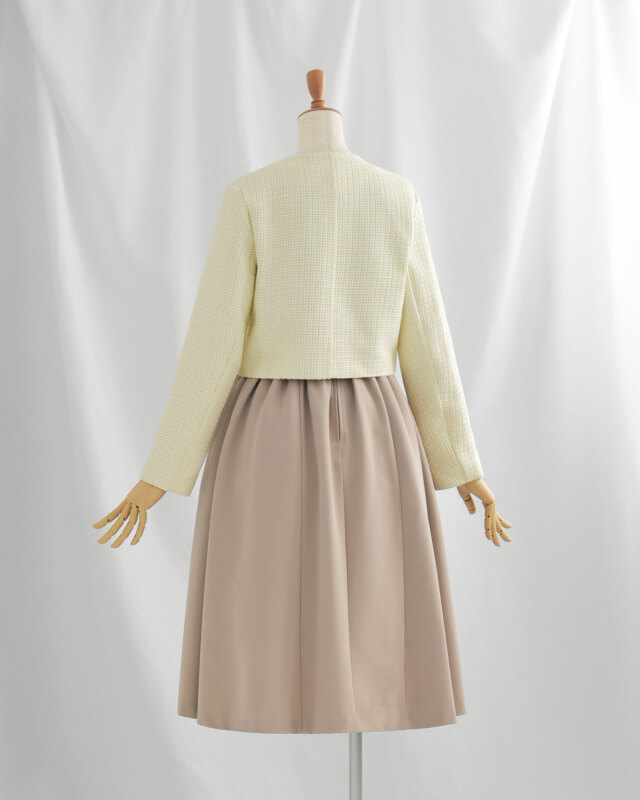 程よい厚みのツイード生地が身体のラインを拾いにくく安心感があります。