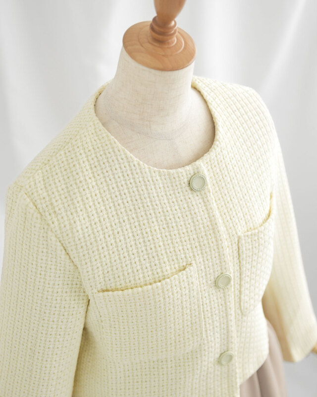 袖付きデザインで二の腕を自然にカバーし、上品に着こなせます。