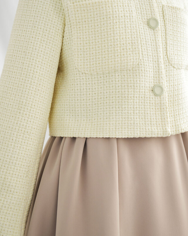 フレアシルエットが腰まわりをカバーし、女性らしいラインを演出します。