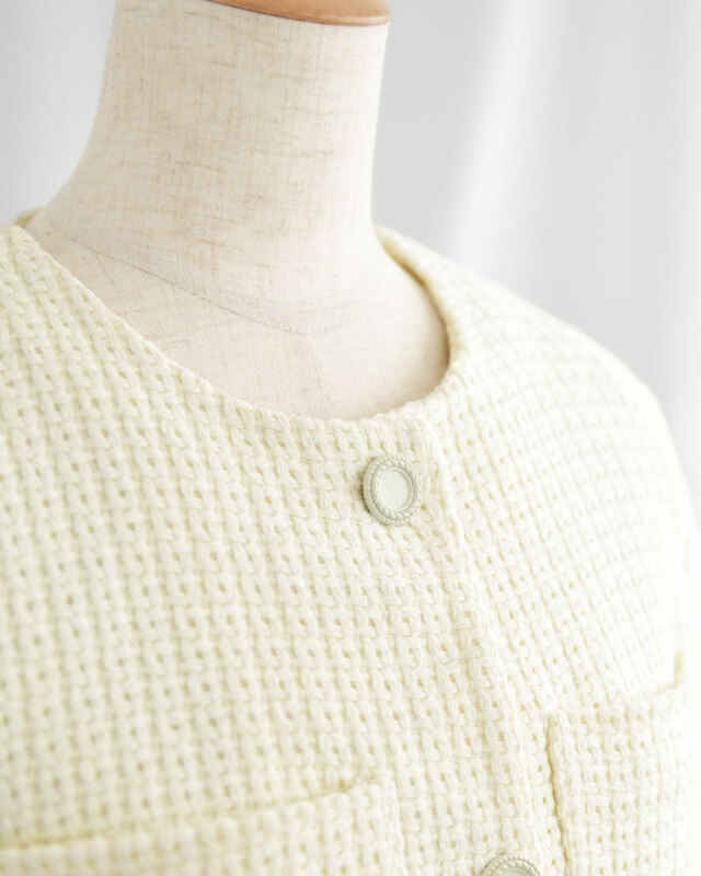 ノーカラーデザインが首元をすっきり見せ、上品な印象を与えます。