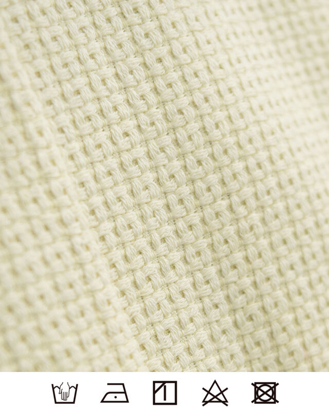 シワになりにくいツイード素材で、長時間の着用でも美しさを保ちます。