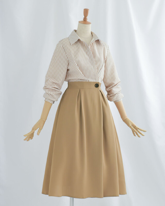 ベージュ配色ワンピースの正面全身ディテール