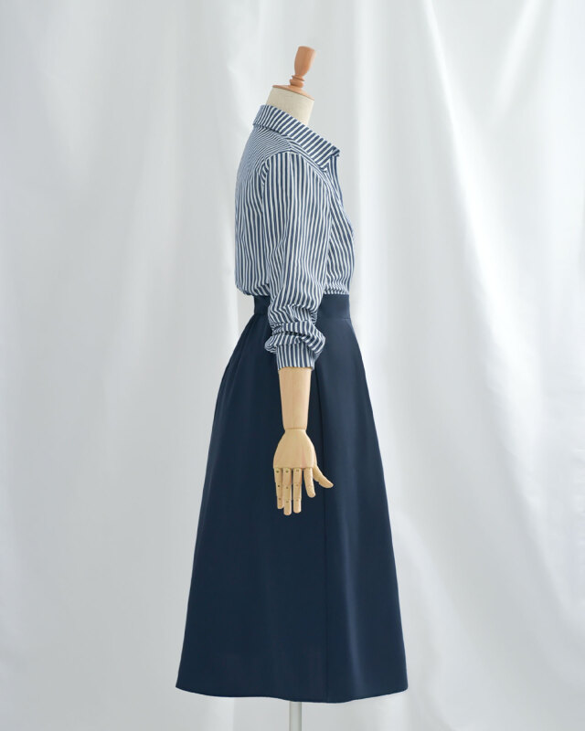 ネイビー配色ワンピースの斜め前ディテール