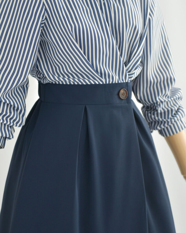 前開きボタン仕様で着脱しやすい上品シャツワンピース