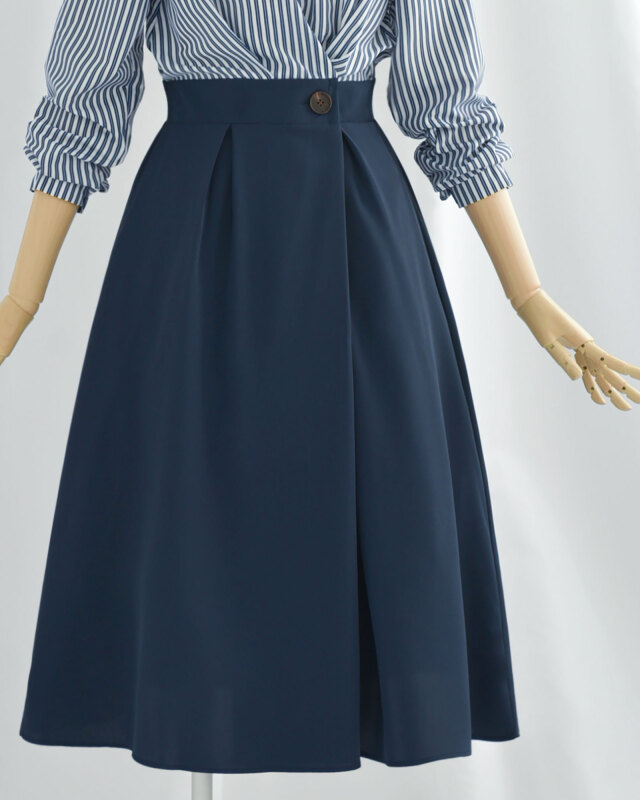 ネイビー配色ワンピースのウエストタックとボタンディテール