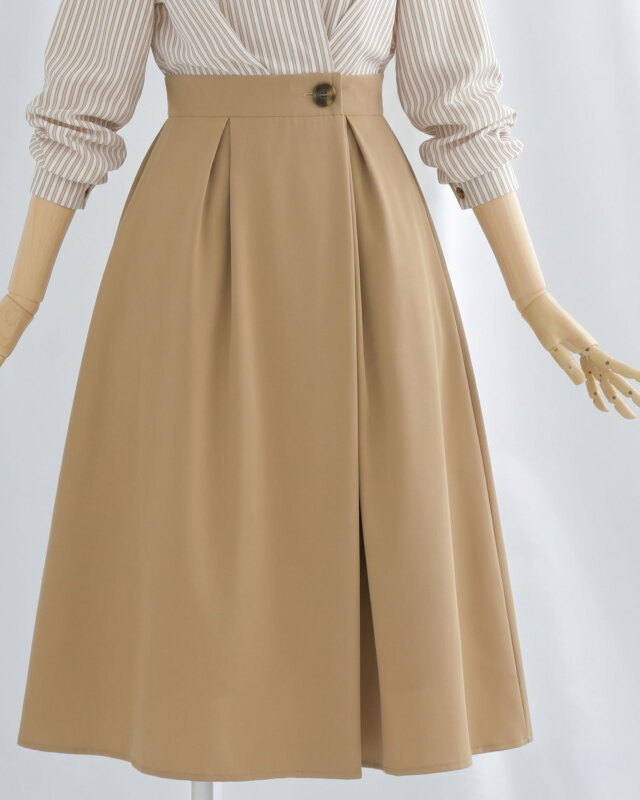 上品な素材感が大人の女性の品格を格上げ.40代の肌になじむ紺色できれいめに着こなせるワンピース。