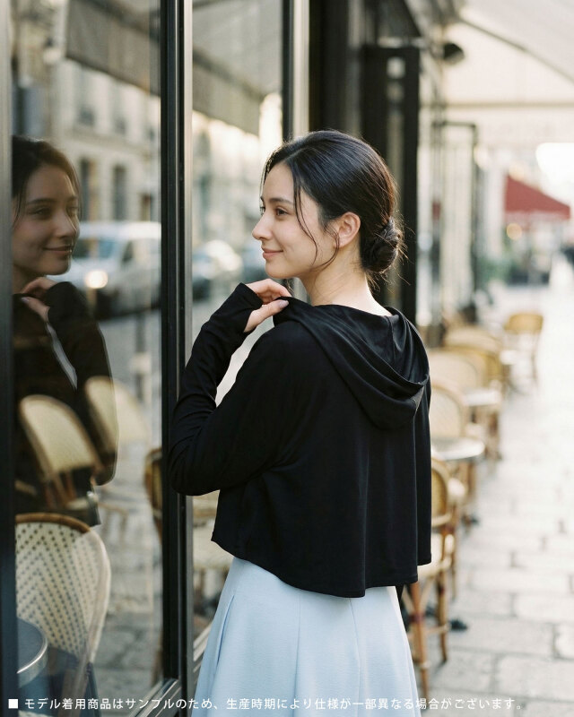 背中をすっきり見せる絶妙な丈感。後ろ姿も上品に決まる、大人の女性のためのきれいめパーカー。