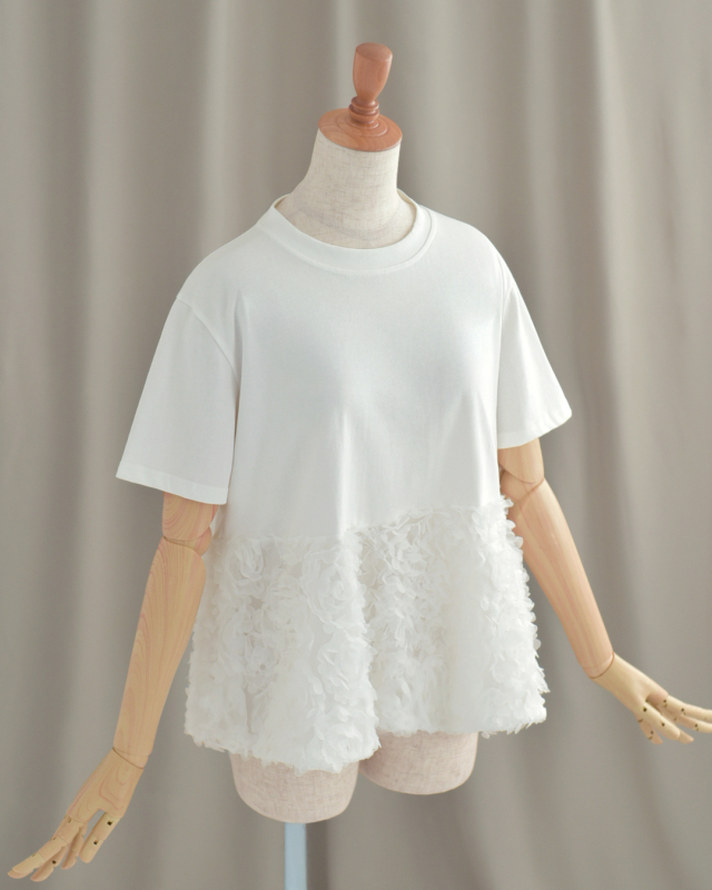 ホワイトのチュールが涼やかに広がる優美なチュニックトップス