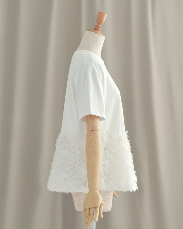 横顔も美しく魅せる、自然に広がる立体フレアチュニック