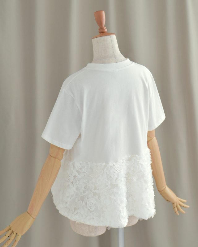 背面まで美しさが続く、花びらチュールのディテールが魅力