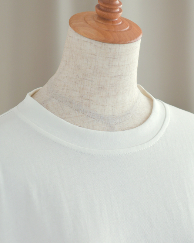 柔らかく肌になじむ、ネックラインの丁寧な縫製仕立て