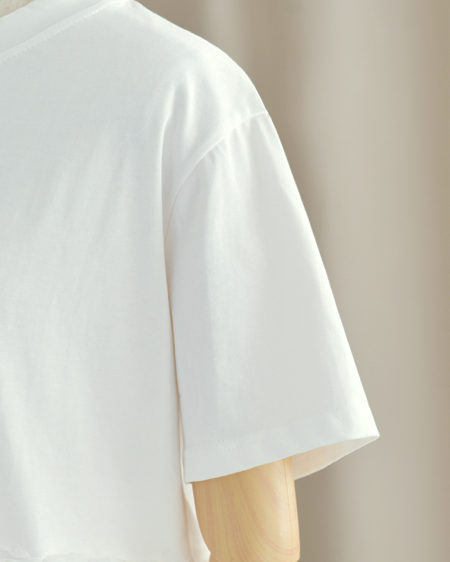 二の腕をカバーしつつ、動きやすさも兼ね備えた安心の袖丈