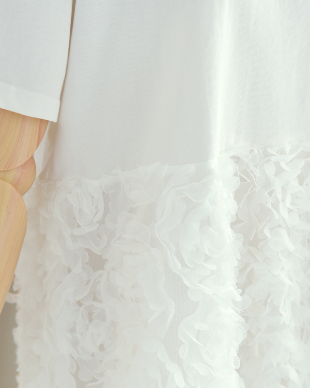 上質なカットソー生地とチュールの切り替えで、着心地と華やかさを両立