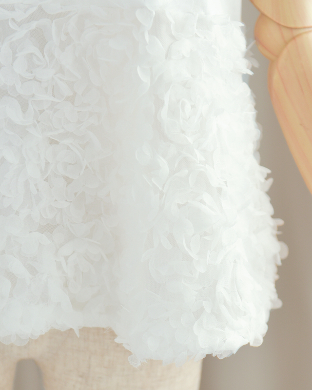 ふんわりと広がるチュールローズが、体型カバーと可憐さを演出
