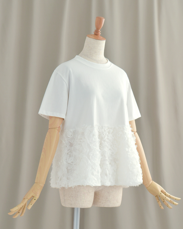 立体的なチュールが華やかさを添える半袖チュニックトップス