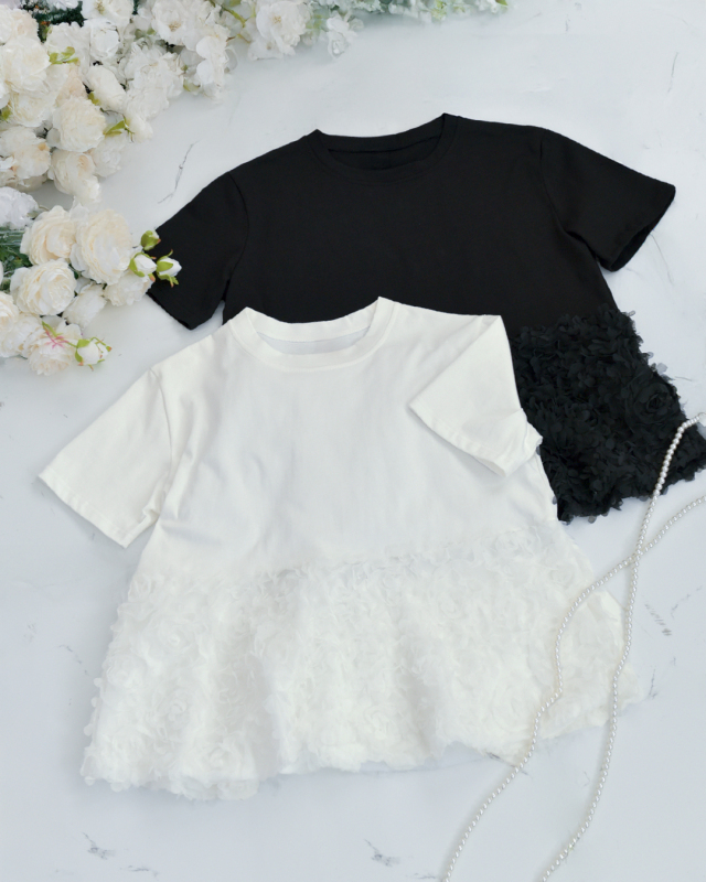 チュールローズの立体感が美しい、ホワイトとブラックの華やぎチュニック。レジーナ【神戸ワンピース専門店】