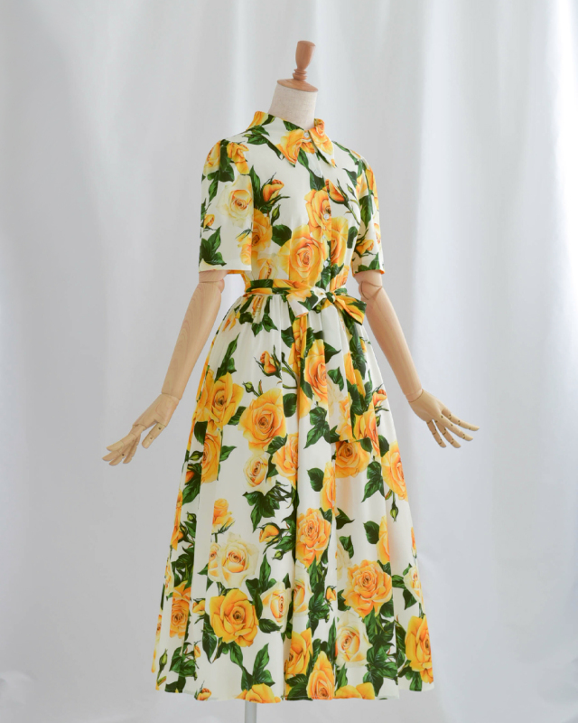 ローズプリントが目を惹く半袖ワンピースの正面全体像