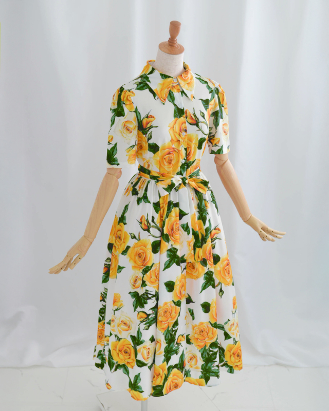 ローズ柄ワンピースの正面全体。立体的な花柄がエレガントな印象