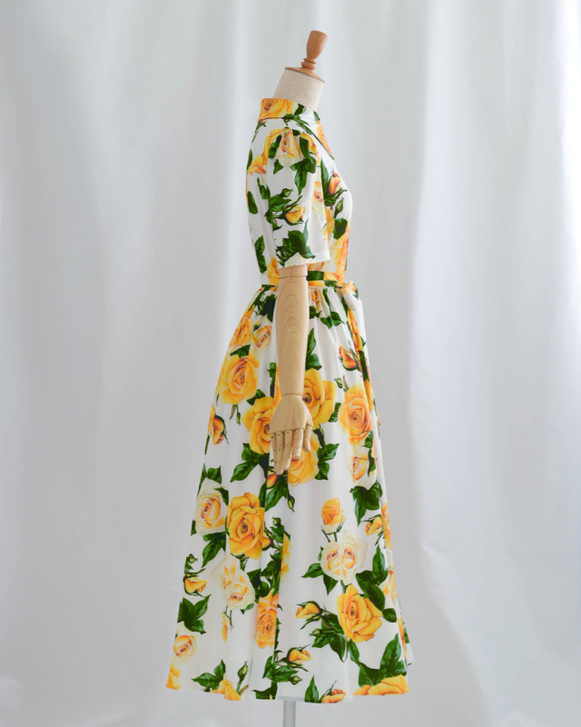 サイドから見たローズ柄ワンピース。立体感のあるフレアシルエットが魅力