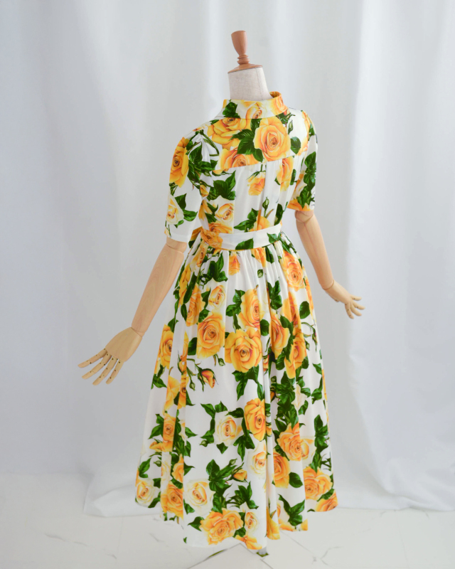 後ろ姿まで美しい、ローズ柄ワンピースのバックスタイル