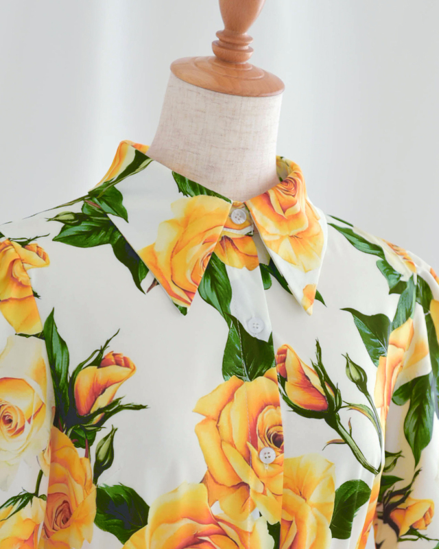 華やかなローズ柄に映える、きちんと感ある襟元デザイン