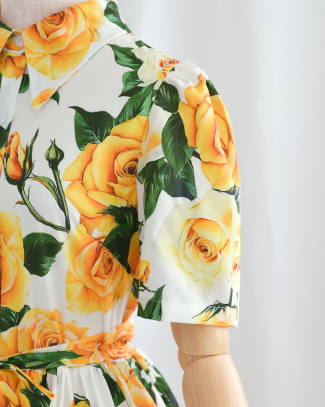 袖口に咲くイエローローズが目を引く、夏らしい華やかさ