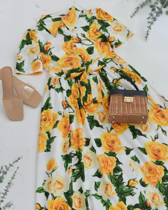 ローズ柄ワンピースを使ったかごバッグとサンダルの夏の平置きコーデ提案